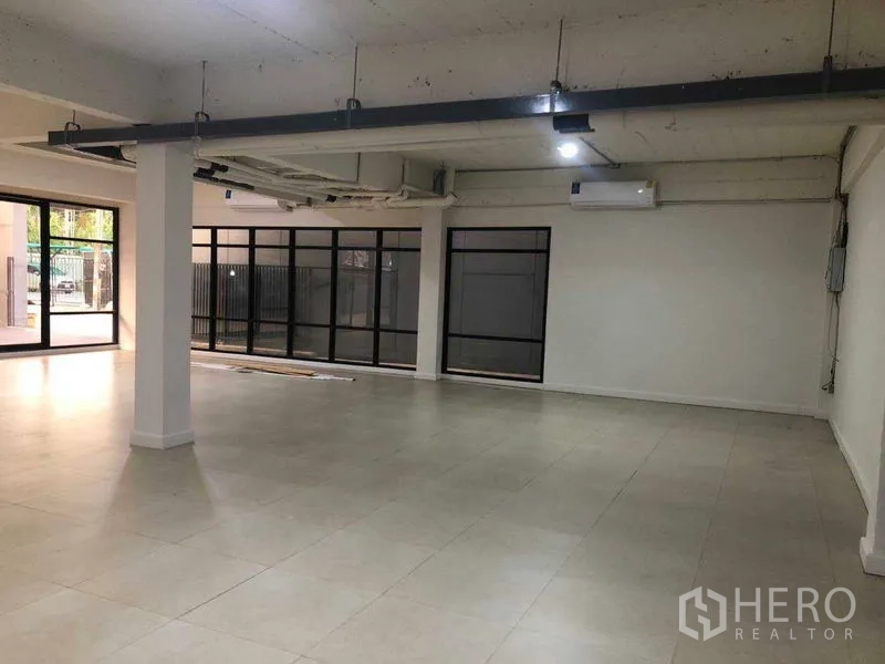 办公空间 出租在Phaya Thai, Bangkok - 宽敞办公区，大窗、空调与外露管线天花。