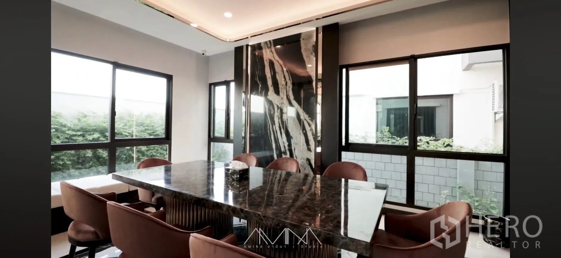 Detached House for rent in Saphan Sung, Bangkok - Corner dining space surrounded by windows and a dramatic stone feature wall.
