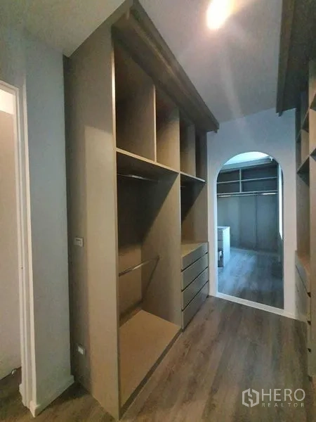 Detached House for sale in Prawet, Bangkok - Dressing corridor with open wardrobes leading to a closet room.