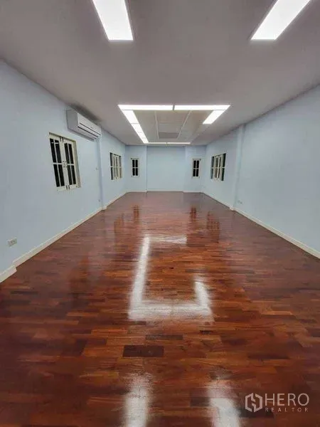 บ้าน ขาย - ห้องยาว พื้นไม้ขัดเงา มีหน้าต่างหลายบาน