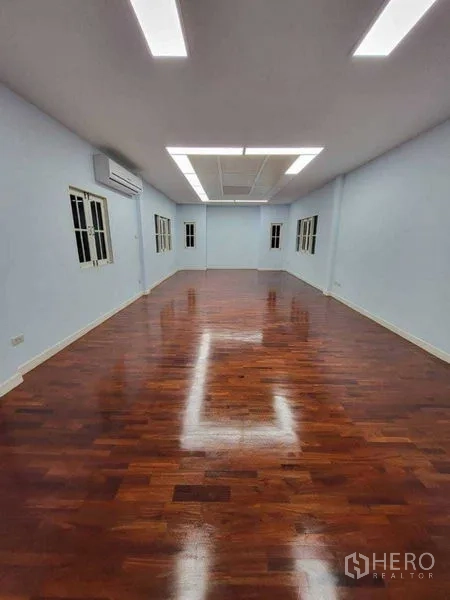 บ้าน ขาย - ห้องยาว พื้นไม้ขัดเงา มีหน้าต่างหลายบาน