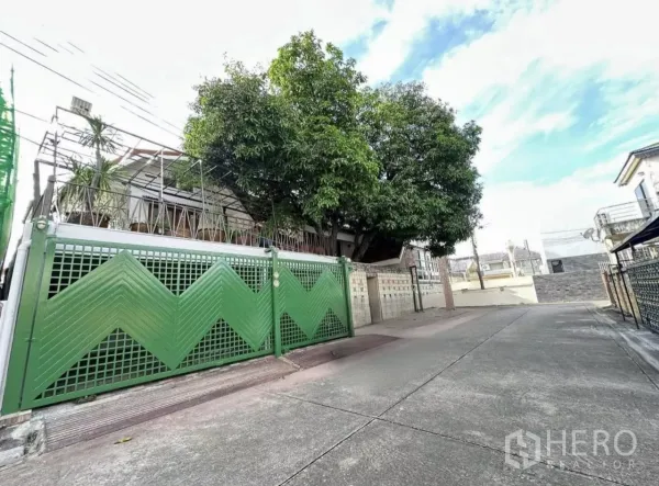 สำนักงานที่บ้าน ให้เช่าในLat Phrao, Bangkok - ประตูรั้วโลหะสีเขียวของโฮมออฟฟิศรีโนเวทบนซอยเงียบในลาดพร้าว