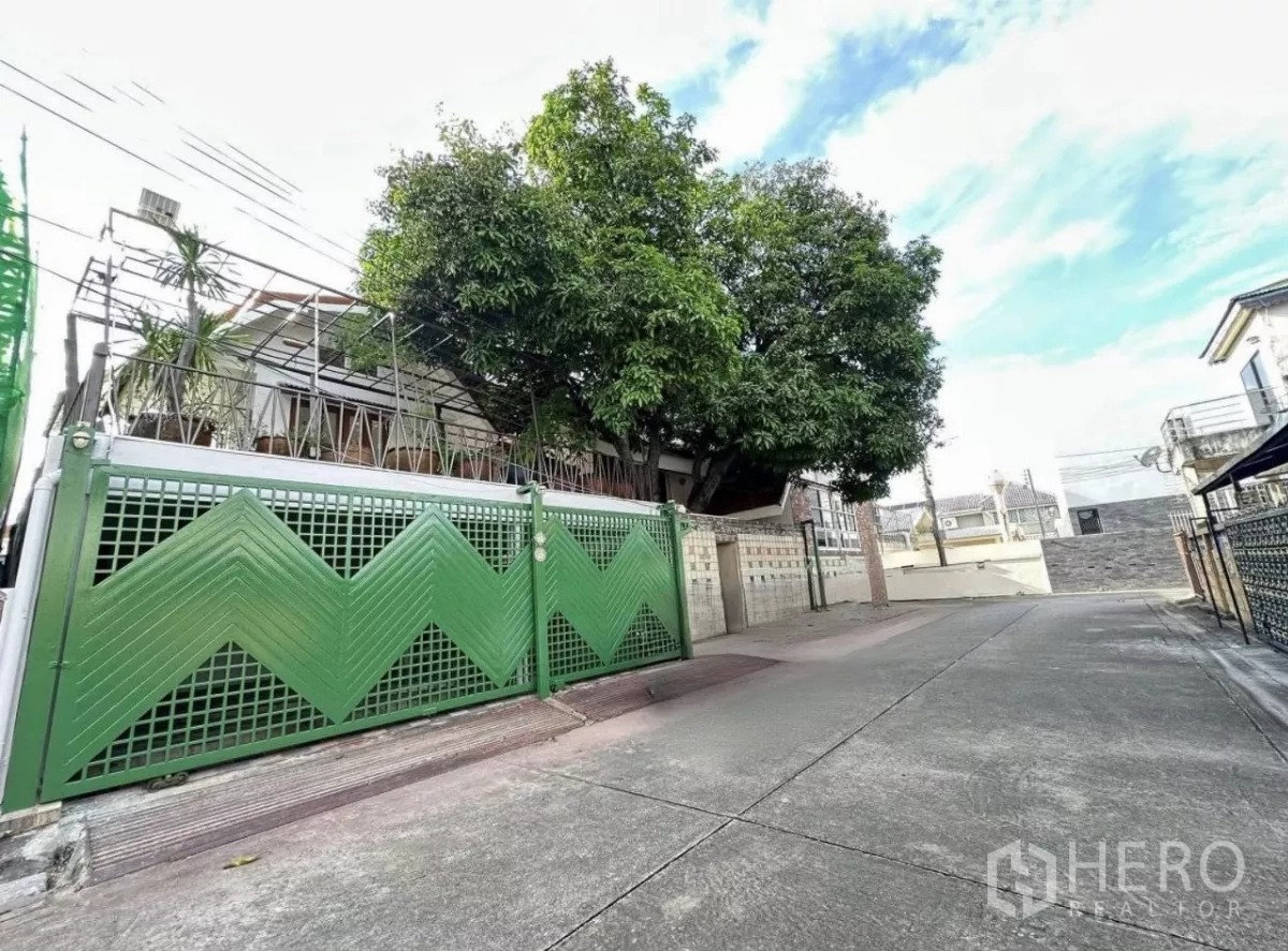 สำนักงานที่บ้าน ให้เช่าในLat Phrao, Bangkok - ประตูรั้วโลหะสีเขียวของโฮมออฟฟิศรีโนเวทบนซอยเงียบในลาดพร้าว