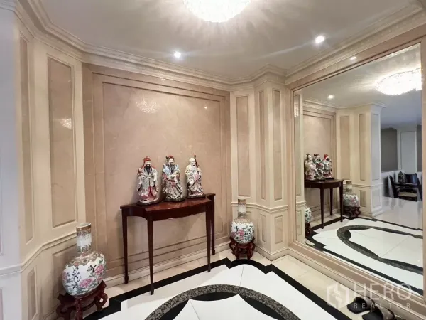 ทาวน์เฮาส์ ขายในWatthana, Bangkok - โถงทางเข้าปูหินอ่อน มีโต๊ะคอนโซลและกระจกบานใหญ่