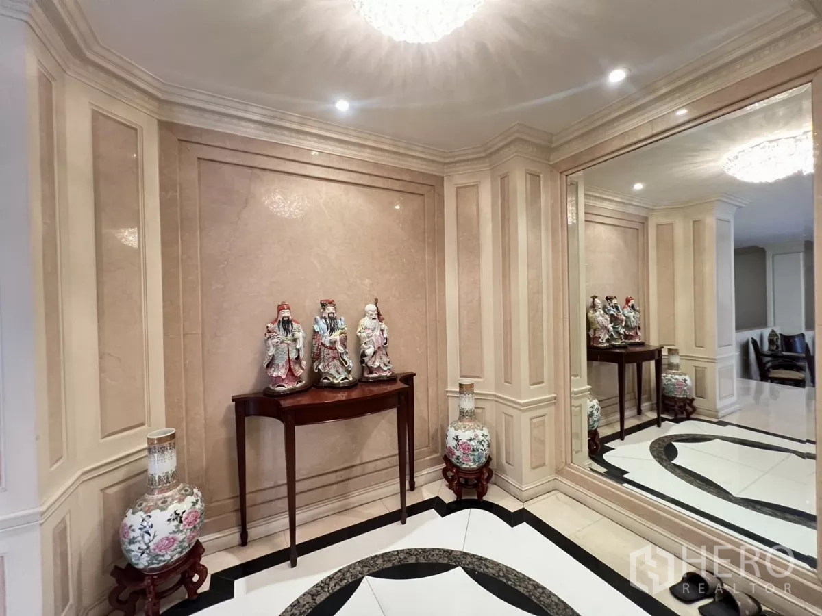 ทาวน์เฮาส์ ขายในWatthana, Bangkok - โถงทางเข้าปูหินอ่อน มีโต๊ะคอนโซลและกระจกบานใหญ่