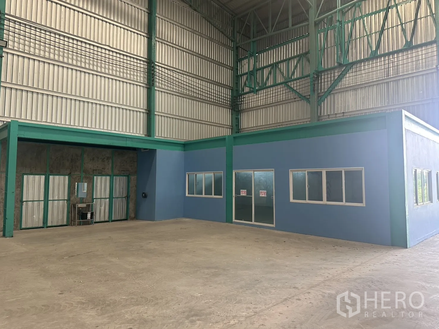 โกดัง for rent in Sai Noi, Nonthaburi - ภายในโกดังมีอาคารออฟฟิศพร้อมหน้าต่างและประตูสองบาน