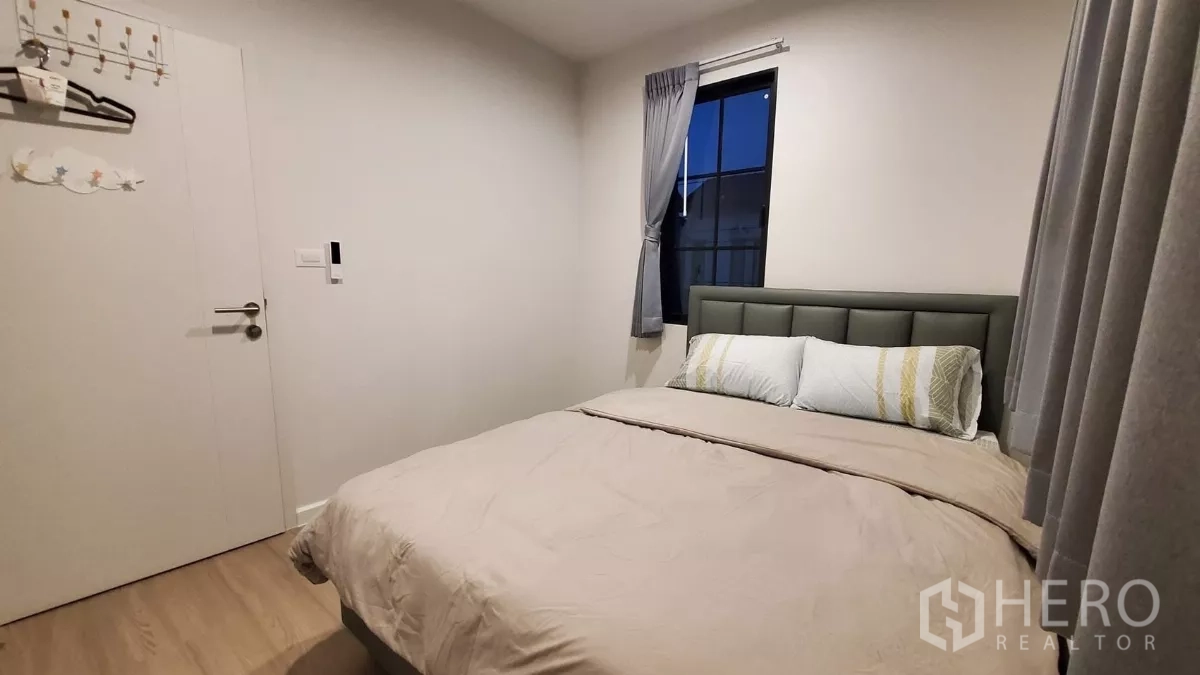 บ้าน ให้เช่าในLat Krabang, Bangkok - อีกมุมของห้องนอนขนาดกะทัดรัด พร้อมหัวเตียงบุนุ่มและแสงไฟนุ่มนวล