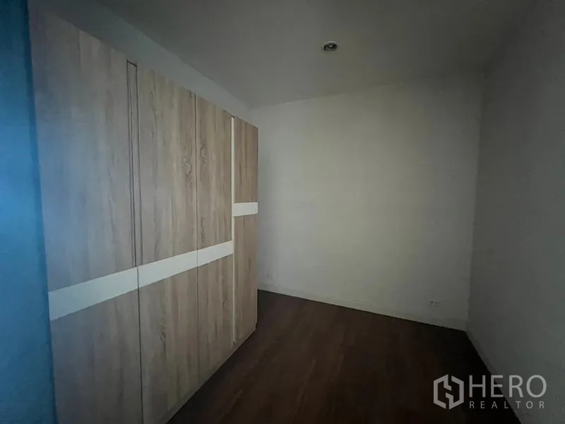 ทาวน์เฮาส์ ให้เช่าหรือขายในKhlong Toei, Bangkok - ห้องนอนขนาดกะทัดรัดพร้อมตู้เสื้อผ้าขนาดใหญ่และพื้นลามิเนต