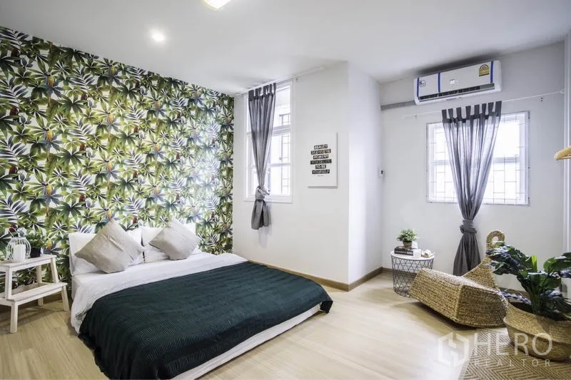 ทาวน์เฮาส์ ให้เช่าในKhlong Toei, Bangkok - ห้องนอนวอลเปเปอร์ลายใบไม้ เข้ากับหน้าต่างและเครื่องปรับอากาศ