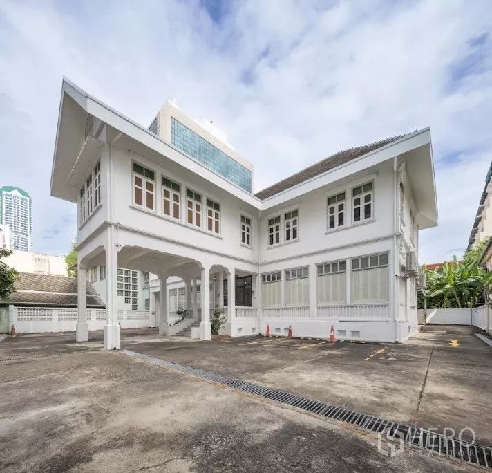 พื้นที่ขายปลีก ให้เช่าในBang Rak, Bangkok - มุมอาคารด้านนอกพร้อมที่จอดรถหลายช่อง และหน้าต่างสไตล์โคโลเนียล