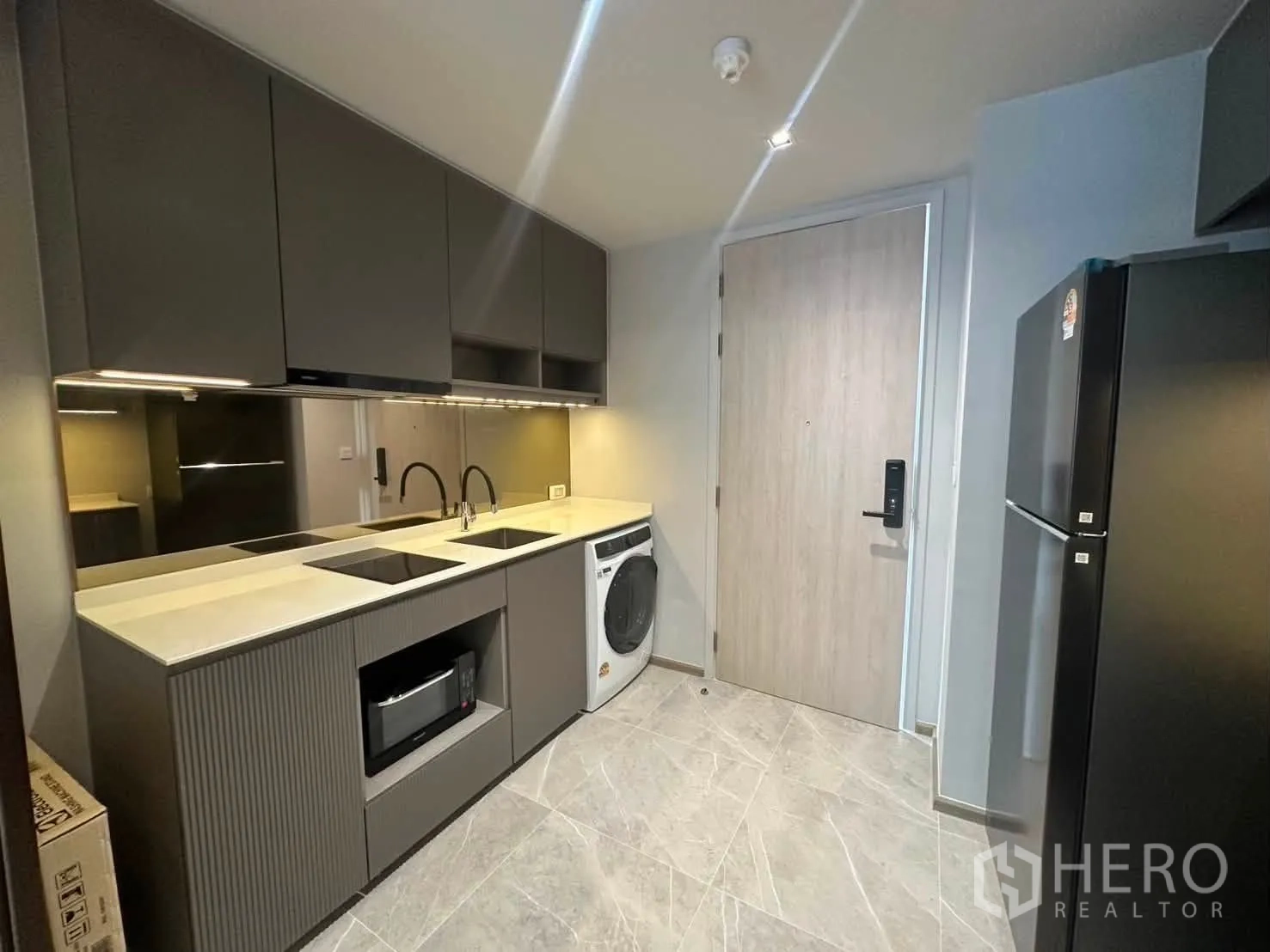 คอนโด for rent in Watthana, Bangkok - ครัวสมัยใหม่มีตู้เก็บของ อ่างล้างจาน เตา ไมโครเวฟ เครื่องซักผ้า และตู้เย็น