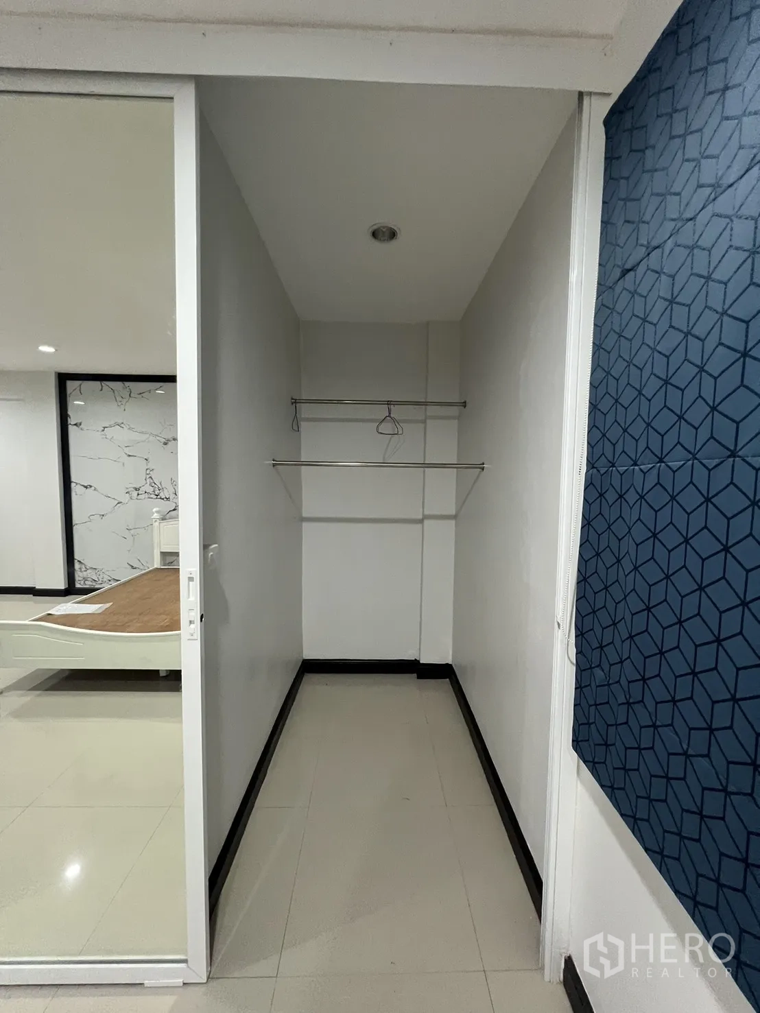 ทาวน์เฮาส์ for rent in Watthana, Bangkok - มุมวอล์กอินคลอเซ็ตพร้อมประตูเลื่อนและราวแขวน