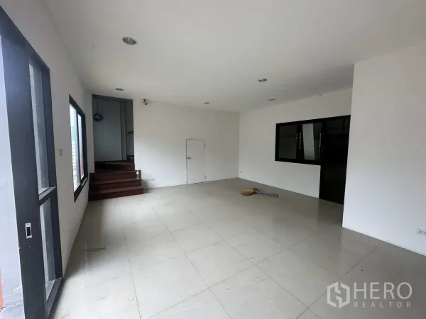 คลังสินค้า ให้เช่าหรือขายในBang Yai, Nonthaburi - ห้องออฟฟิศชั้นล่าง พื้นกระเบื้องมันวาวและกระจกบานใหญ่