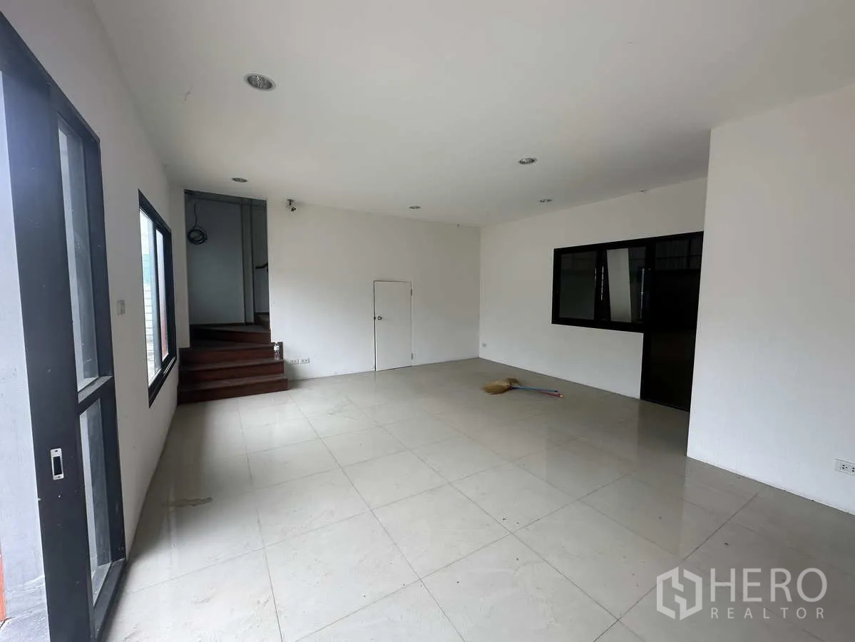 คลังสินค้า ให้เช่าหรือขายในBang Yai, Nonthaburi - ห้องออฟฟิศชั้นล่าง พื้นกระเบื้องมันวาวและกระจกบานใหญ่