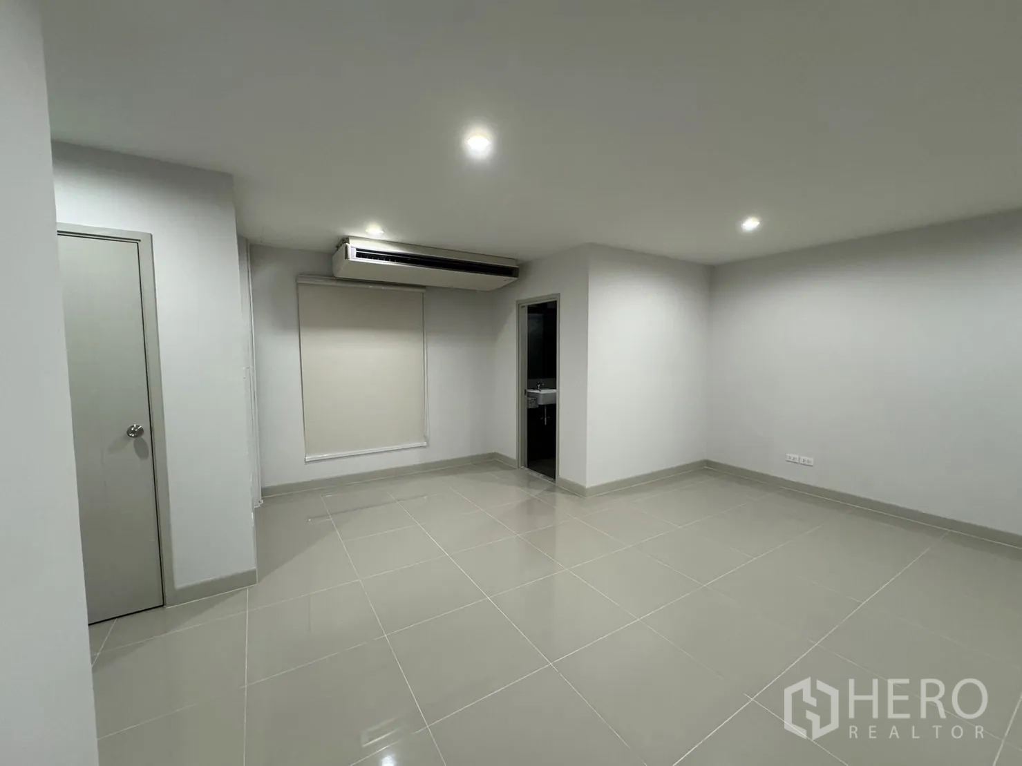 สำนักงานที่บ้าน ให้เช่าในBang Khen, Bangkok - ห้องกะทัดรัดมีแอร์ ม่านม้วน และพื้นกระเบื้องโทนนวล