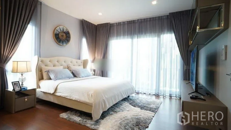 Detached House for rent or sale in Bang Phli, Samut Prakan - Master bedroom with large windows, sheer curtains, balcony access and TV unit.