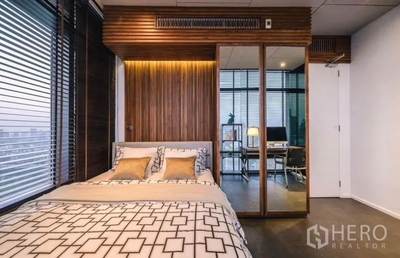 公寓 出租或出售 - 温馨卧室，木质特色墙、镜面衣柜，后连工作区。