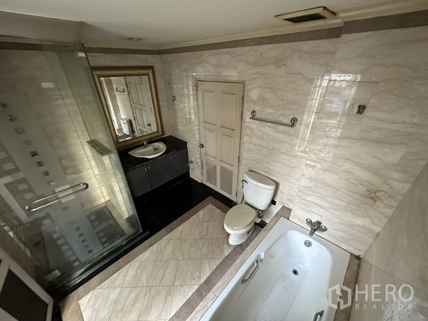 สำนักงานที่บ้าน ให้เช่าในHuai Khwang, Bangkok - ห้องน้ำพร้อมตู้กระจกอาบน้ำ อ่างอาบน้ำ ผนังลายหินอ่อน และอ่างล้างหน้า