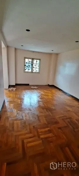 บ้าน ให้เช่าในMin Buri, Bangkok - พื้นที่นั่งเล่นยาว พื้นปาร์เกต์ลายก้างปลาและหน้าต่าง