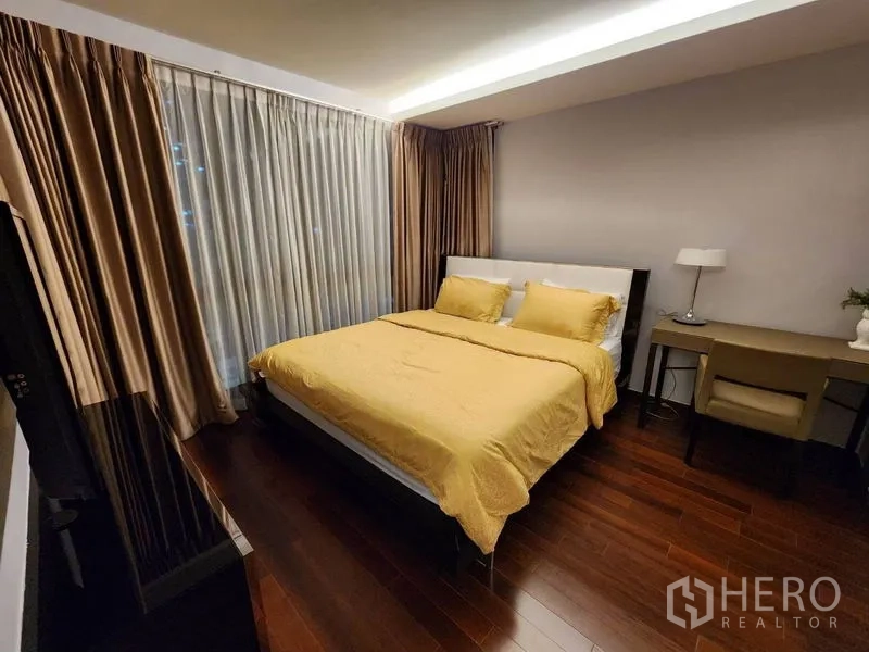 คอนโด ให้เช่าในWatthana, Bangkok - ห้องนอนหลักเตียงคิง แสงไฟอบอุ่น ผ้าม่านเต็มผนัง และโต๊ะทำงาน