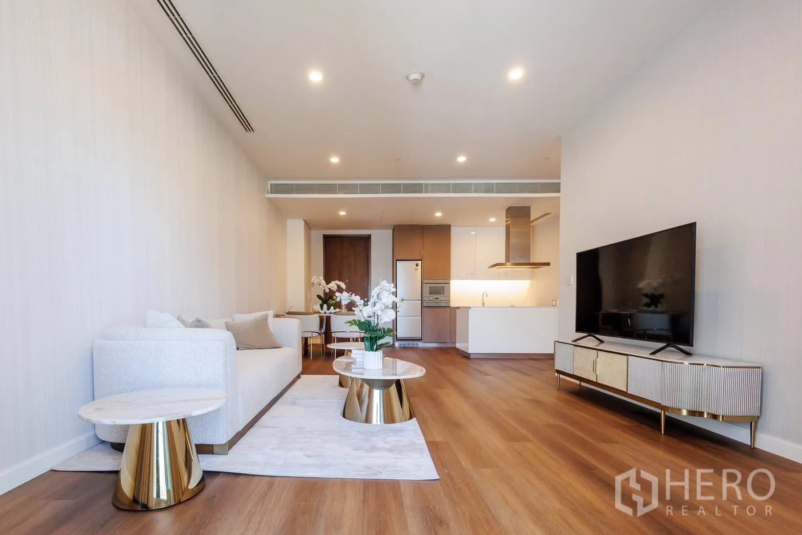 公寓 for rent or sale in Pathum Wan, Bangkok - 开放式客餐厅，嵌灯与中性色调装饰。