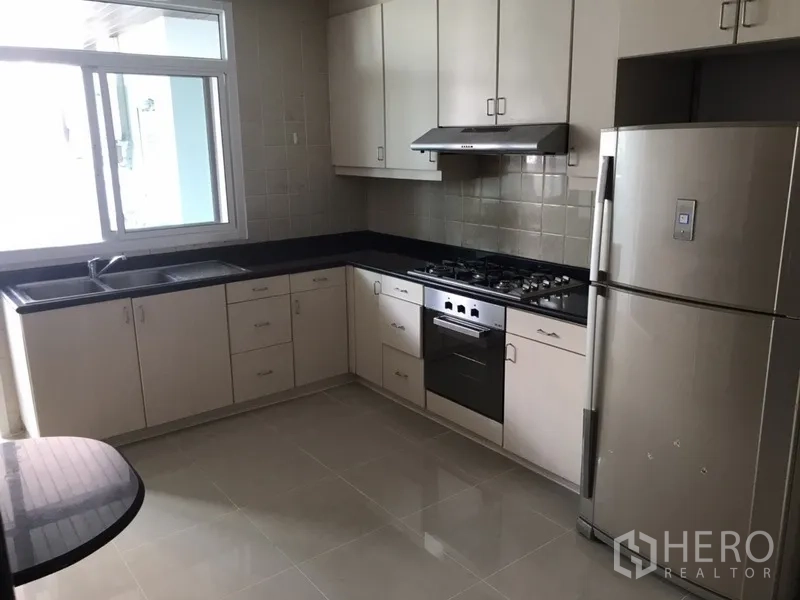 อพาร์ทเมนท์ ให้เช่าในRatchathewi, Bangkok - ครัวแยกบิ้วท์อินรูปตัวแอล พร้อมเตาแก๊ส เตาอบ และตู้เย็นสแตนเลส