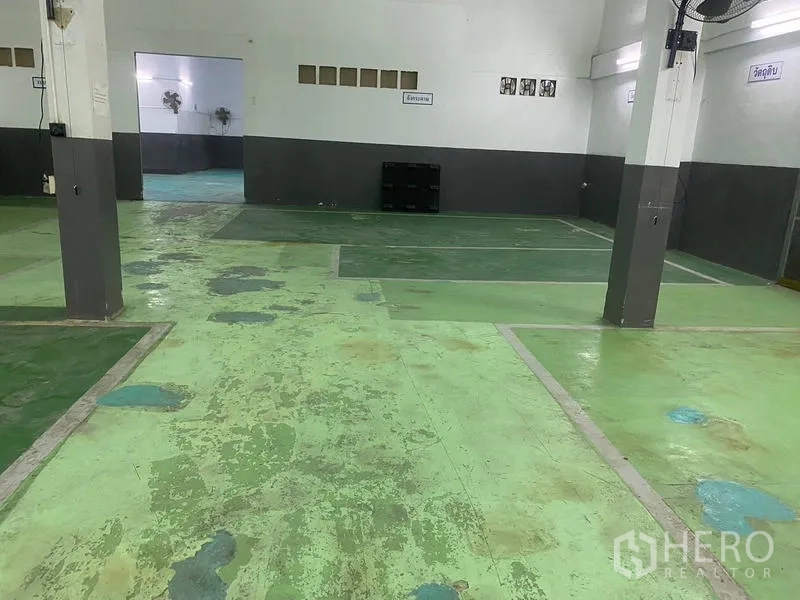 คลังสินค้า ให้เช่าในLam Luk Ka, Pathum Thani - มุมมองพื้นโรงงานสีเขียวตีเส้นโซนงานและเสา
