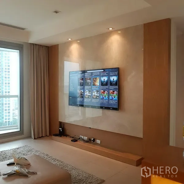 คอนโด ขายในKhlong San, Bangkok - ห้องนั่งเล่นสว่าง ผนังติดทีวีแบบแขวน ไฟดาวน์ไลท์ และหน้าต่างบานใหญ่