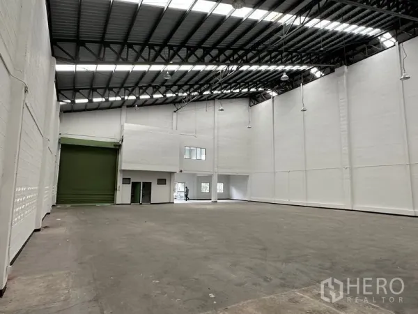 โรงงาน ให้เช่าในKhlong Luang, Pathum Thani - พื้นที่ผลิตกว้าง พร้อมไฟไฮเบย์ หลังคาเหล็ก และสำนักงานด้านหลังเชื่อมท่าขนถ่าย