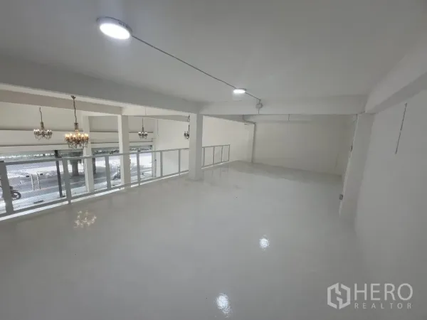 พื้นที่ขายปลีก ให้เช่าในKhlong Toei, Bangkok - มุมมองจากชั้นลอย เห็นหน้าร้าน พื้นสีขาวและราวกันตก