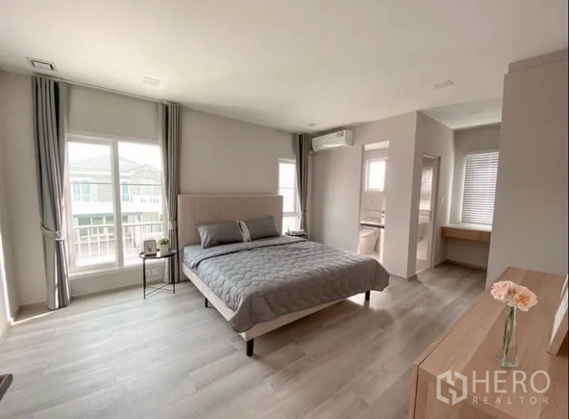 独立式住宅 出租在Prawet, Bangkok - 宽敞主卧，套内卫浴与大窗户