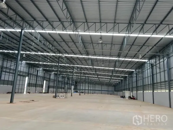 Warehouse for rent in Lat Krabang, Bangkok - Spacious warehouse interior with high steel-truss roof, skylights, and an open floor suitable for storage or logistics.