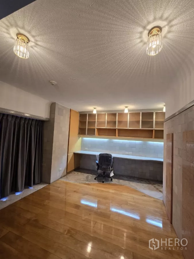 公寓 出租在Pathum Wan, Bangkok - 第二工作区，整墙书桌与搁架，遮光窗帘