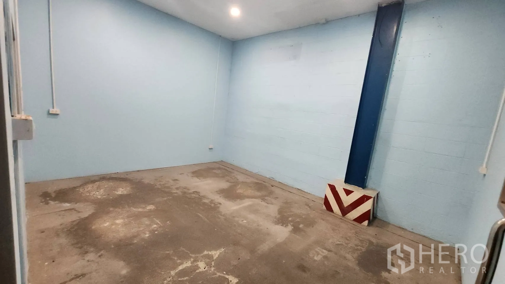 คลังสินค้า ให้เช่าในMueang Samut Prakan, Samut Prakan - ห้องออฟฟิศขนาดเล็ก ผนังสีฟ้า พื้นคอนกรีตภายในโกดัง