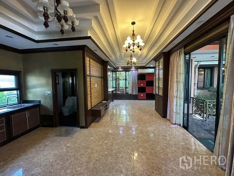 独立式住宅 出售在Lam Luk Ka, Pathum Thani - 家庭活动区 吊灯 推拉门通向花园