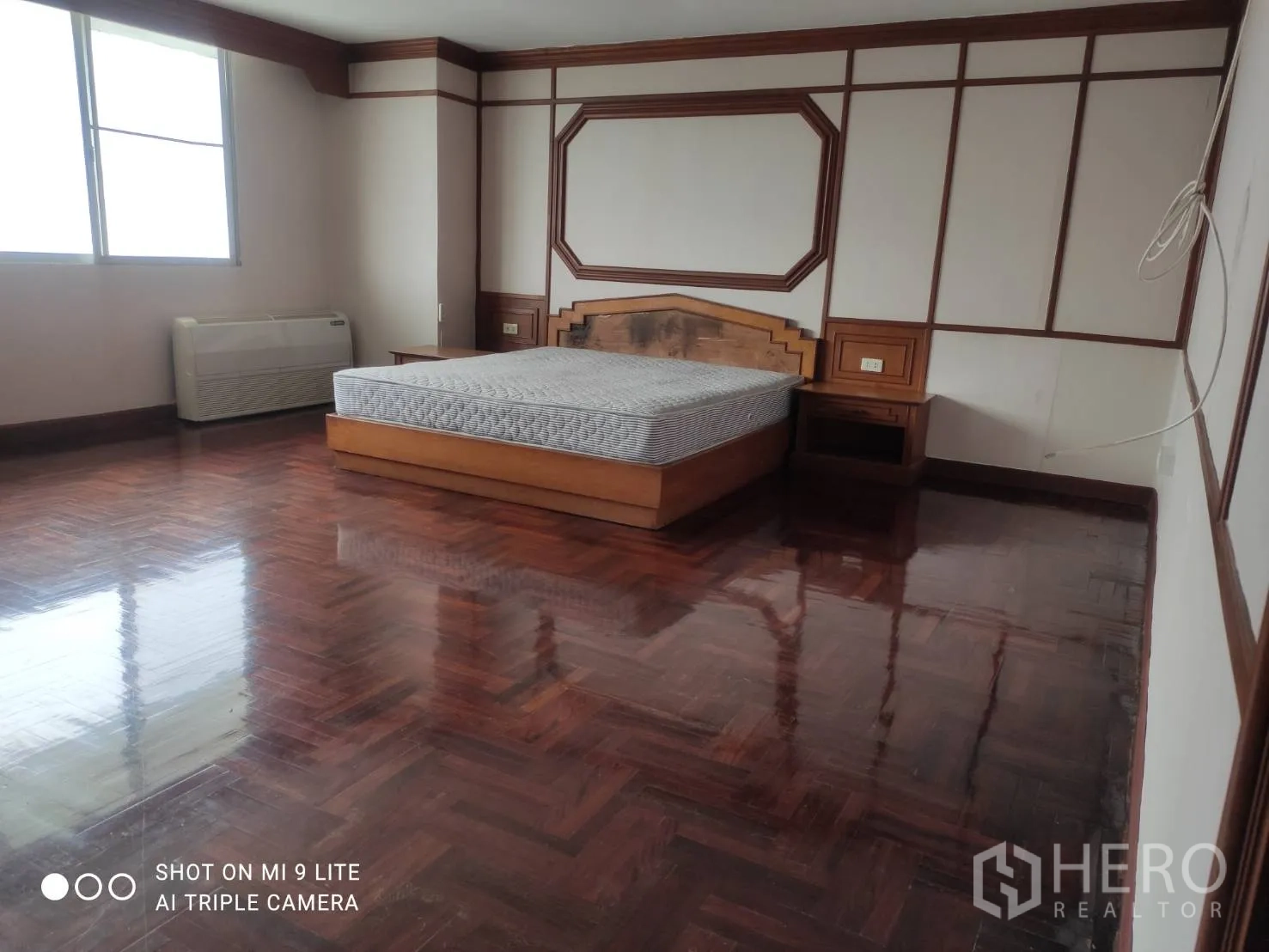 อพาร์ทเมนท์ ให้เช่าในWatthana, Bangkok - ห้องนอนขนาดใหญ่ ผนังตกแต่งลายไม้ เตียงควีน และพื้นไม้เงางาม