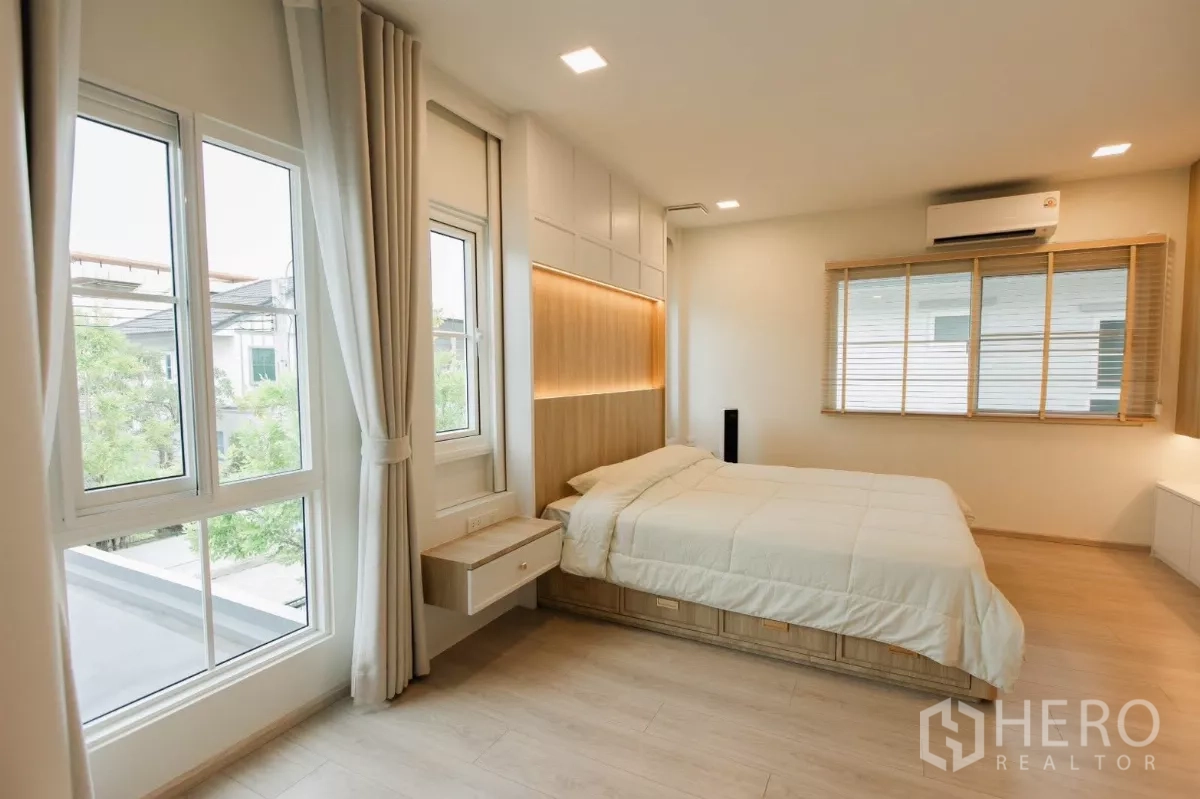 独立式住宅 出租或出售在Bang Phli, Samut Prakan - 主卧另一角，充足采光并配空调。