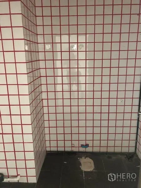 零售空间 出租在Khlong Toei, Bangkok - 红色网格瓷砖的功能墙，预留给水点，适合作为茶水或清洗区。