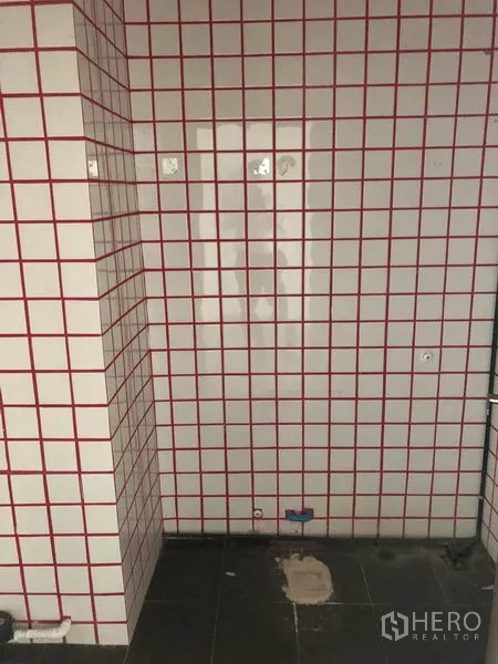 零售空间 出租在Khlong Toei, Bangkok - 红色网格瓷砖的功能墙，预留给水点，适合作为茶水或清洗区。