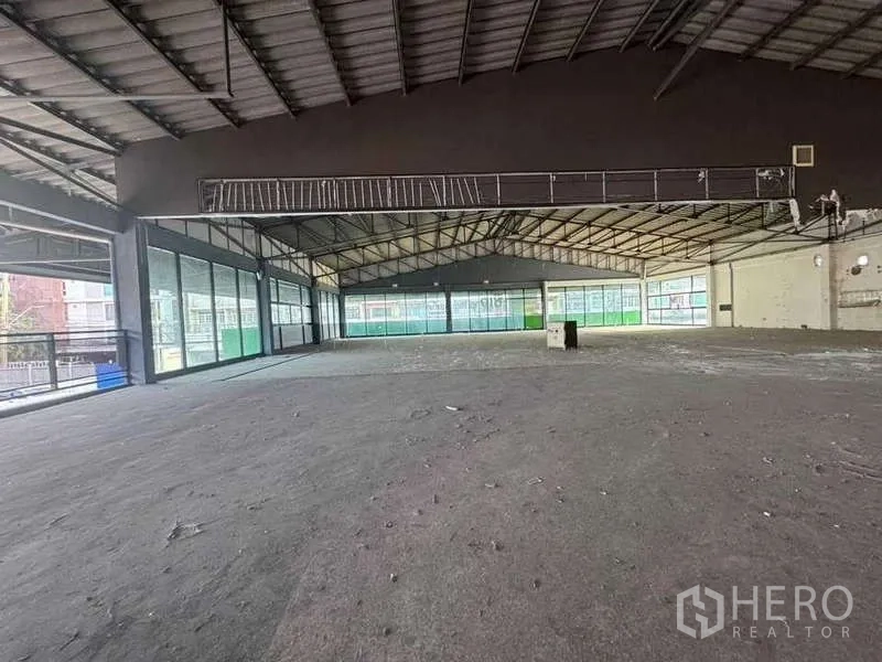 คลังสินค้า ให้เช่าในPhra Khanong, Bangkok - ฮอลล์ชั้นบนกว้าง ผนังกระจกและโครงหลังคาเปลือย เหมาะทำกีฬา ออฟฟิศ หรือโชว์รูม