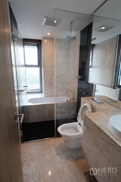 Condominium for rent in Yan Nawa, Bangkok - Luxury bathroom with glass shower, bathtub and stone vanity.