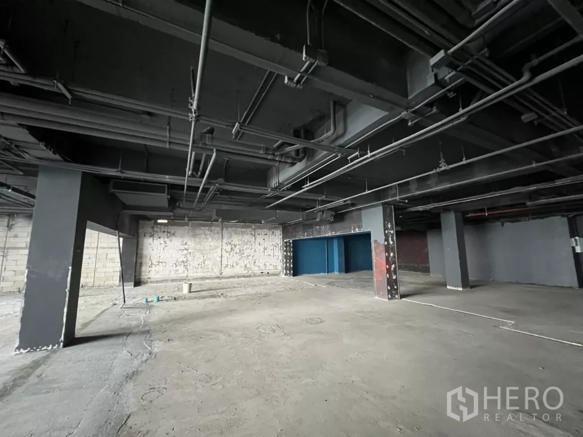 零售空间 出租在Watthana, Bangkok - 毛坯零售空间，水泥墙面与服务区