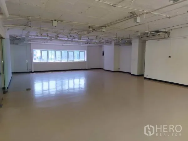 办公空间 出租在Pathum Wan, Bangkok - 开放式办公区，光亮地面、外露天花与整排窗户，可观城市景致。