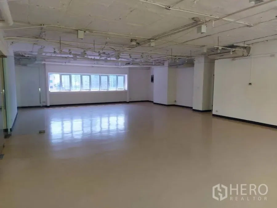 办公空间 出租在Pathum Wan, Bangkok - 开放式办公区，光亮地面、外露天花与整排窗户，可观城市景致。