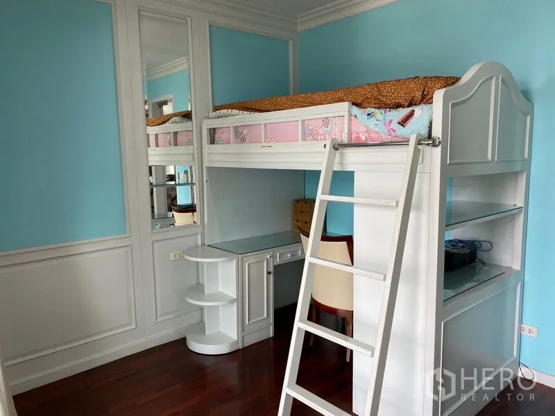 คอนโด ให้เช่าในRatchathewi, Bangkok - ห้องเด็กพร้อมเตียงลอย โต๊ะทำงานด้านล่าง และชั้นเก็บของ