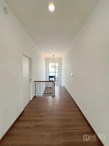 บ้าน ขายในBangkok Noi, Bangkok - โถงชั้นบนสว่าง พื้นไม้และราวบันไดเหล็กสีดำ