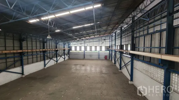 คลังสินค้า ให้เช่าในMueang Samut Prakan, Samut Prakan - มุมมองจากชั้นลอย เห็นพื้นโกดังโล่งกว้าง มีช่องแสงและช่องระบายอากาศ