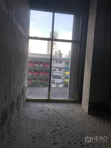 零售空间 出租在Khlong Toei, Bangkok - 狭长空间配整面落地窗，可眺望城市景观，混凝土地面。