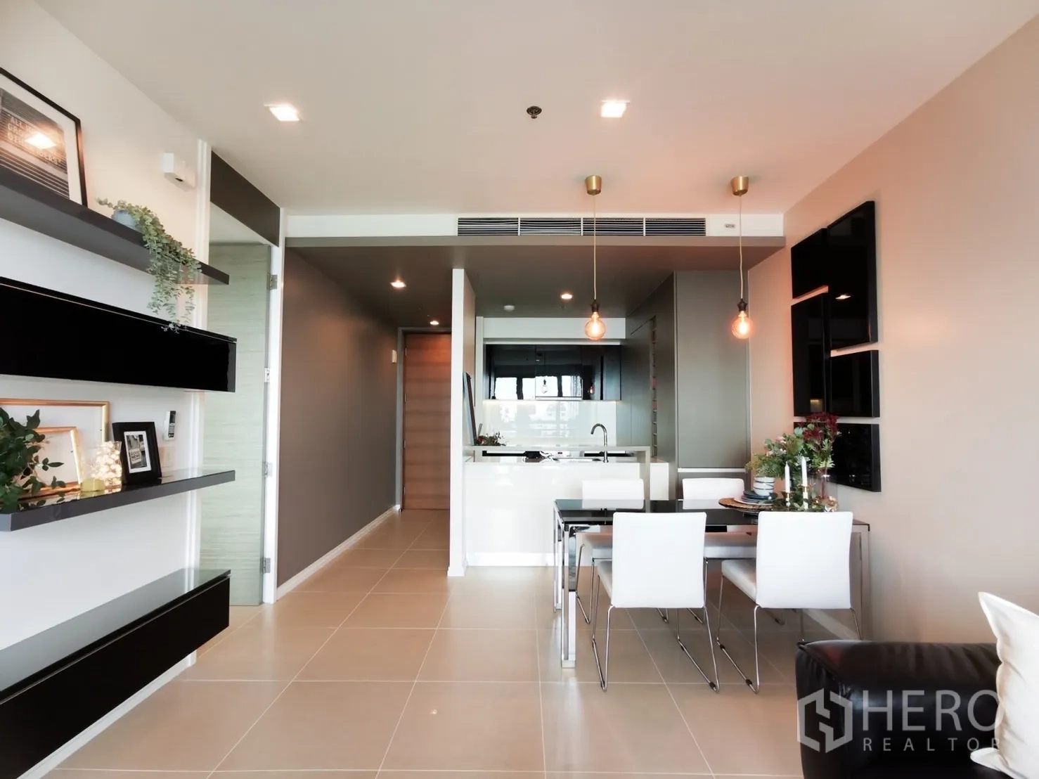 คอนโด ให้เช่าหรือขายในKhlong San, Bangkok - พื้นที่รับประทานอาหารพร้อมโคมไฟ หันสู่ครัวสมัยใหม่และโถงทางเดิน