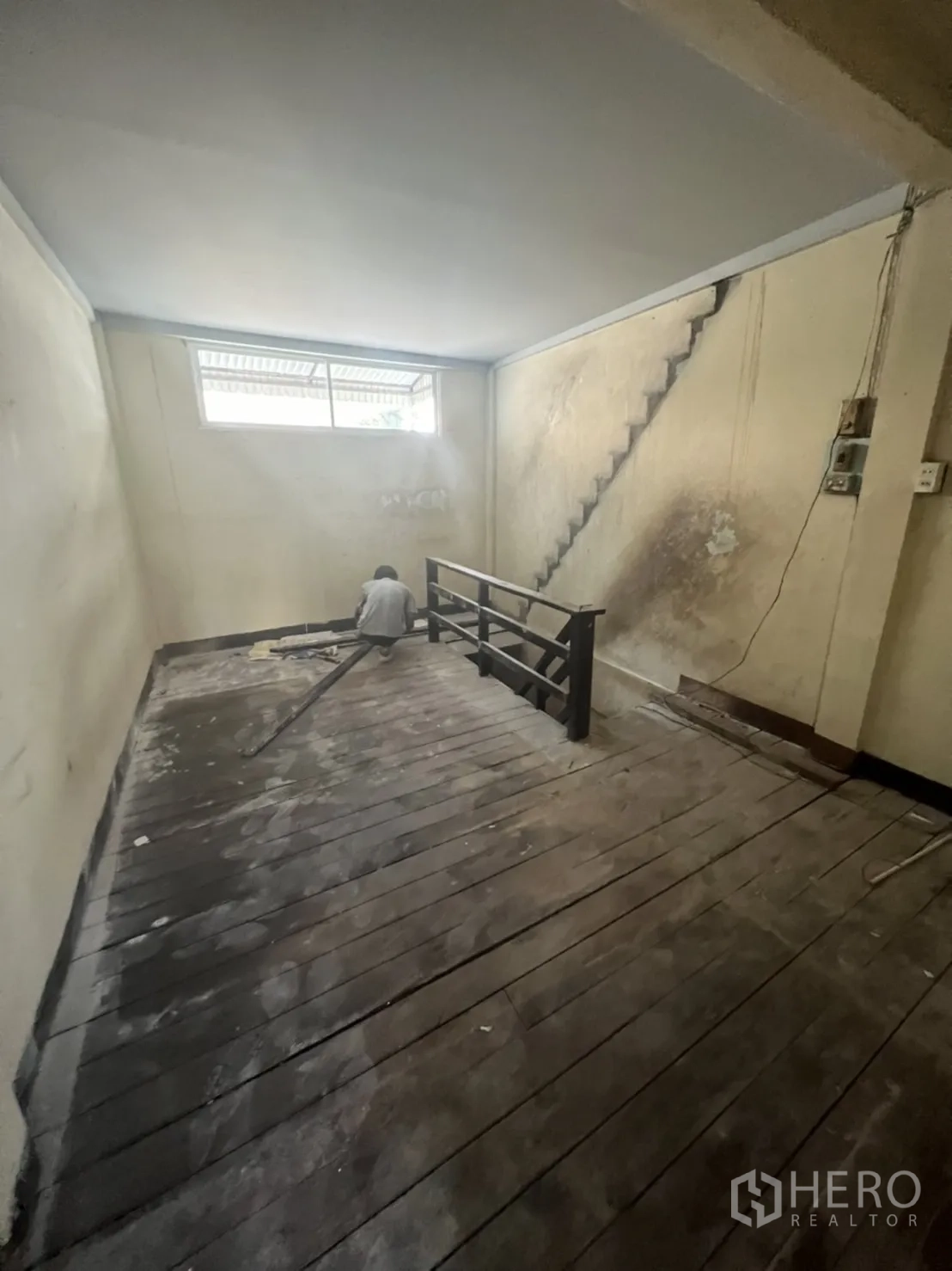 店屋 出租在Watthana, Bangkok - 夹层空间，木地板与楼梯扶手，高窗采光，具备改造潜力。